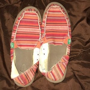 Slightly worn Sanuks